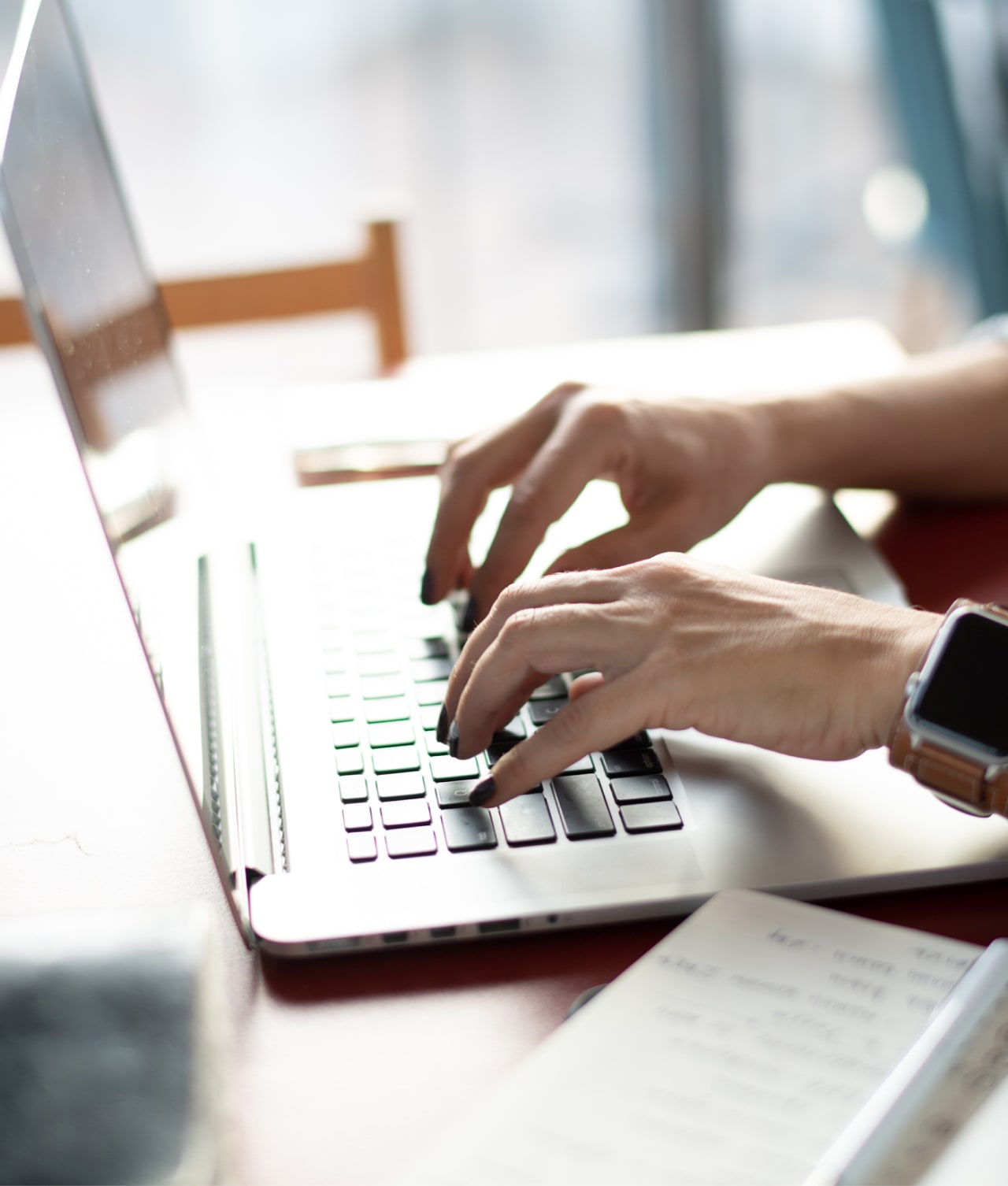 Način d.o.o. financijsko savjetovanje 2 način - tipkanje po laptopu